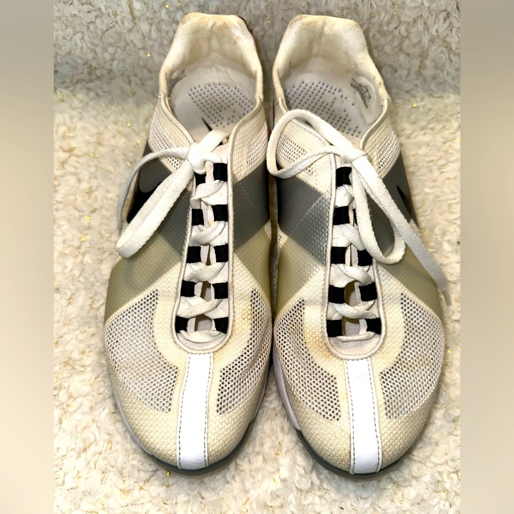 NIKE HYPERFUSE white and Gray sports sneakers. Size 7.